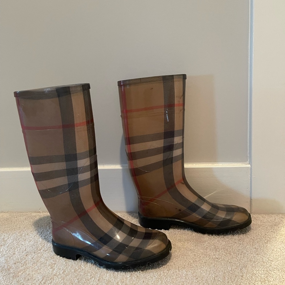 Size 7 Burberry rain boots